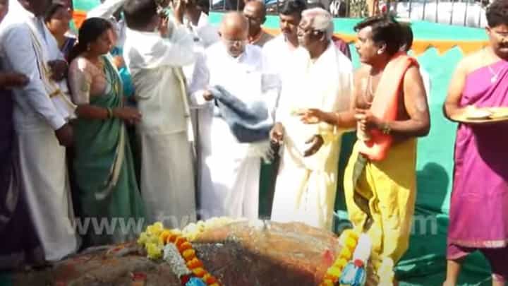 ರಾಮಲಲ್ಲಾ ವಿಗ್ರಹ ಕೆತ್ತಲು ಶಿಲೆ ಸಿಕ್ಕ ಮೈಸೂರು ಬಳಿಯ ಜಾಗದಲ್ಲಿ ಶಾಸಕ ಮತ್ತು ಸ್ಥಳೀಯರಿಂದ ಪೂಜೆ ರಾಮಲಲ್ಲಾ ವಿಗ್ರಹ ಕೆತ್ತಲು ಶಿಲೆ ಸಿಕ್ಕ ಮೈಸೂರು ಬಳಿಯ ಜಾಗದಲ್ಲಿ ಶಾಸಕ ಮತ್ತು ಸ್ಥಳೀಯರಿಂದ ಪೂಜೆ