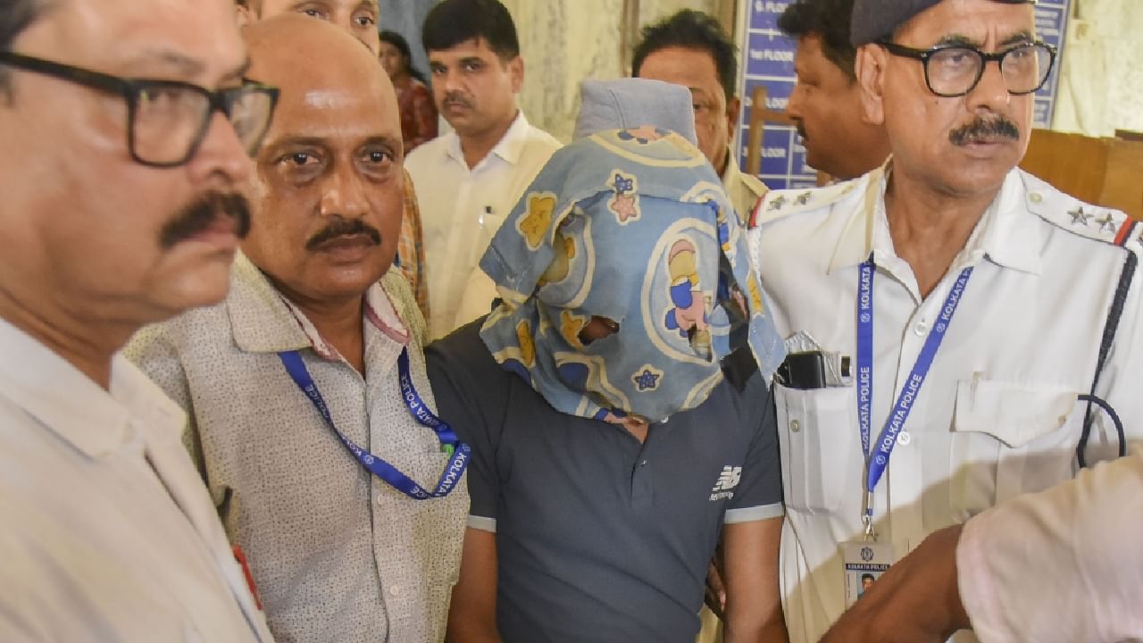 ಕೊಲ್ಕತ್ತಾ ಕೊಲೆ ಪ್ರಕರಣದಲ್ಲಿ ಪರಿಹಾರ ಮೊತ್ತ ಘೋಷಿಸಿದ ಕೋರ್ಟ್; ಹಣವಲ್ಲ ನ್ಯಾಯ ಬೇಕೆಂದ ವೈದ್ಯೆಯ ಪೋಷಕರು ಕೊಲ್ಕತ್ತಾ ಕೊಲೆ ಪ್ರಕರಣದಲ್ಲಿ ಪರಿಹಾರ ಮೊತ್ತ ಘೋಷಿಸಿದ ಕೋರ್ಟ್; ಹಣವಲ್ಲ ನ್ಯಾಯ ಬೇಕೆಂದ ವೈದ್ಯೆಯ ಪೋಷಕರು