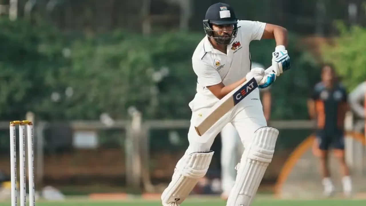 ಕಳೆದ ಒಂದು ವರ್ಷದಿಂದ ಕಳಪೆ ಫಾರ್ಮ್ನಿಂದ ಬಳಲುತ್ತಿರುವ ಟೀಂ ಇಂಡಿಯಾ ನಾಯಕ ರೋಹಿತ್ ಶರ್ಮಾ, ಟೆಸ್ಟ್ ಕ್ರಿಕೆಟ್ನಲ್ಲಿ ತಮ್ಮ ಸ್ಥಾನವನ್ನು ಉಳಿಸಿಕೊಳ್ಳುವ ಸಲುವಾಗಿ ದೇಶೀ ಟೂರ್ನಿ ರಣಜಿಯಲ್ಲಿ ಅದೃಷ್ಟ ಪರೀಕ್ಷೆಗಿಳಿದಿದ್ದರು. ಆದರೆ ದೇಶೀ ಟೂರ್ನಿಯಲ್ಲೂ ರೋಹಿತ್ಗೆ ತಮ್ಮ ಹಳೆಯ ಫಾರ್ಮ್ ಅನ್ನು ಮರಳಿ ಪಡೆಯಲು ಸಾಧ್ಯವಾಗಲಿಲ್ಲ.