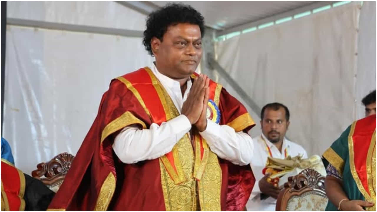 ಸಾಧು ಕೋಕಿಲ ಅವರು ಈಗ ಡಾಕ್ಟರ್ ಸಾಧು ಕೋಕಿಲ. ಗೌರವ ಡಾಕ್ಟರೇಟ್ ಪಡೆದಿರುವ ಅವರಿಗೆ ಎಲ್ಲರೂ ಅಭಿನಂದನೆ ತಿಳಿಸುತ್ತಿದ್ದಾರೆ. ನಟನಾಗಿ, ಸಂಗೀತ ನಿರ್ದೇಶಕನಾಗಿ ಸಾಧು ಕೋಕಿಲ ಅವರು ಹಲವು ವರ್ಷಗಳ ಕಾಲ ಕಲಾ ಸೇವೆ ಮಾಡಿದ್ದಾರೆ.