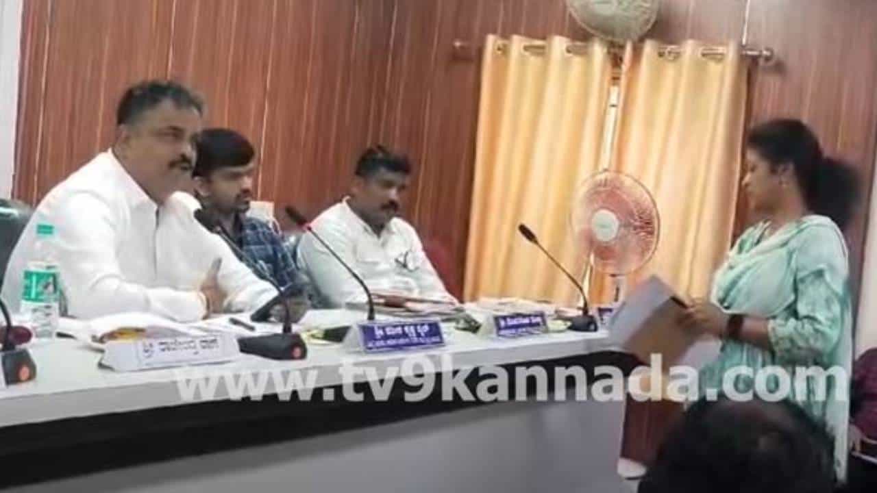 ನಿಲ್ಲದ ಸತೀಶ್ ಸೈಲ್ ಮತ್ತು ಆರ್ ವಿ ದೇಶಪಾಂಡೆ ನಡುವಿನ ಜಟಾಪಟಿ, ಅಸಮಾಧಾನ ಹೊರಹಾಕಲು ಕೆಡಿಪಿ ಸಭೆಯೇ ವೇದಿಕೆ ನಿಲ್ಲದ ಸತೀಶ್ ಸೈಲ್ ಮತ್ತು ಆರ್ ವಿ ದೇಶಪಾಂಡೆ ನಡುವಿನ ಜಟಾಪಟಿ, ಅಸಮಾಧಾನ ಹೊರಹಾಕಲು ಕೆಡಿಪಿ ಸಭೆಯೇ ವೇದಿಕೆ