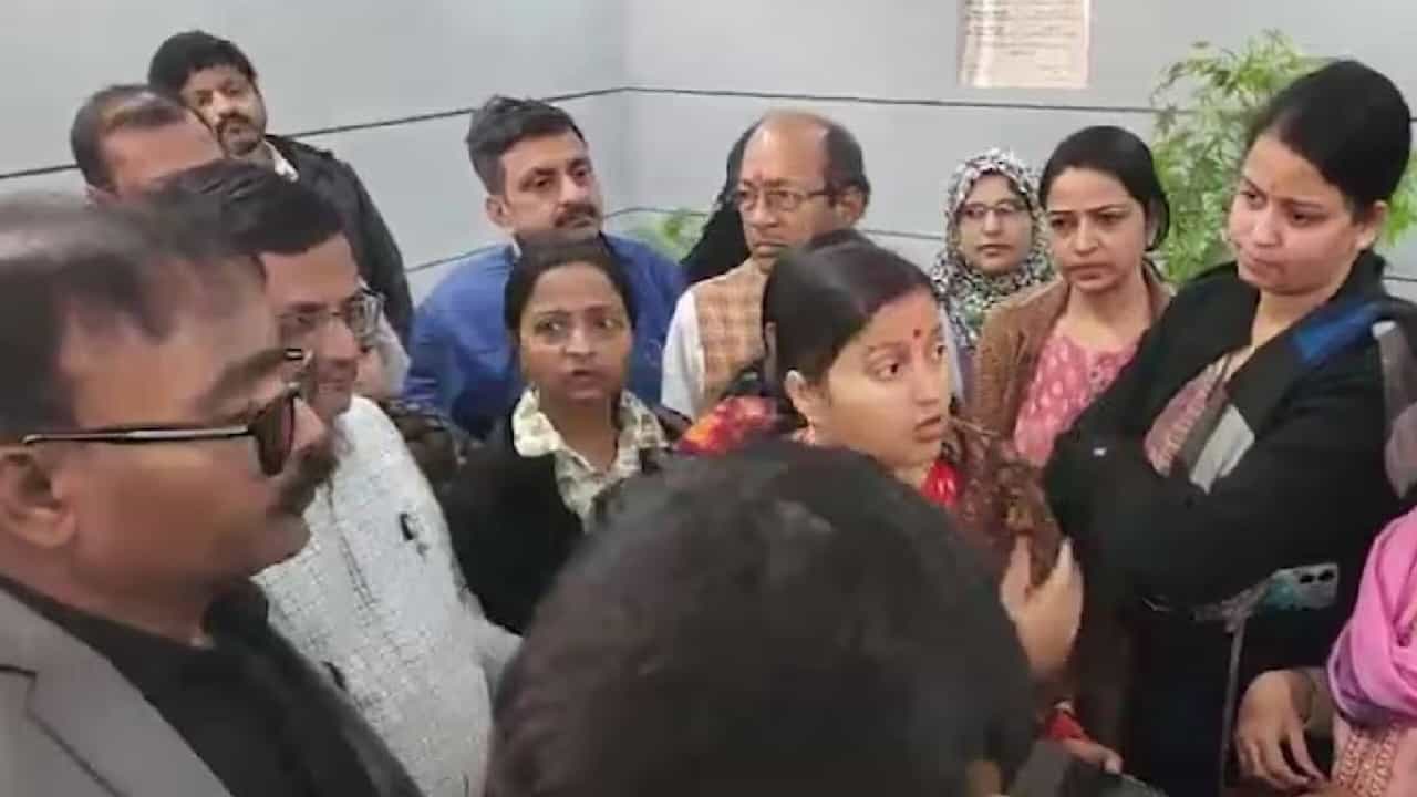 ಜಾರ್ಖಂಡ್: ವಿದ್ಯಾರ್ಥಿನಿಯರ ಶರ್ಟ್ ಬಿಚ್ಚಿಸಿ ಕೇವಲ ಬ್ಲೇಜರ್ನಲ್ಲಿ ಮನೆಗೆ ಕಳುಹಿಸಿದ ಪ್ರಾಂಶುಪಾಲರು ಜಾರ್ಖಂಡ್: ವಿದ್ಯಾರ್ಥಿನಿಯರ ಶರ್ಟ್ ಬಿಚ್ಚಿಸಿ ಕೇವಲ ಬ್ಲೇಜರ್ನಲ್ಲಿ ಮನೆಗೆ ಕಳುಹಿಸಿದ ಪ್ರಾಂಶುಪಾಲರು