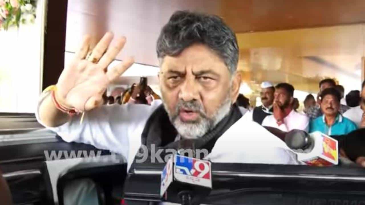 ಮುಡಾ ಹಗರಣ: ಸಿದ್ದರಾಮಯ್ಯ ರಾಜೀನಾಮೆ ನೀಡುವ ಅವಶ್ಯಕತೆಯಿಲ್ಲವೆಂದ ಡಿಕೆ ಶಿವಕುಮಾರ್ ಮುಡಾ ಹಗರಣ: ಸಿದ್ದರಾಮಯ್ಯ ರಾಜೀನಾಮೆ ನೀಡುವ ಅವಶ್ಯಕತೆಯಿಲ್ಲವೆಂದ ಡಿಕೆ ಶಿವಕುಮಾರ್