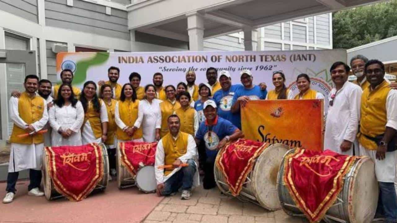 ಹೌಡಿ ಮೋದಿ ಬಳಿಕ ಡೊನಾಲ್ಡ್ ಟ್ರಂಪ್ ಪದಗ್ರಹಣದಲ್ಲಿ ಭಾರತೀಯ ಡೋಲ್ ತಾಶಾ ಭಾಗಿ ಹೌಡಿ ಮೋದಿ ಬಳಿಕ ಡೊನಾಲ್ಡ್ ಟ್ರಂಪ್ ಪದಗ್ರಹಣದಲ್ಲಿ ಭಾರತೀಯ ಡೋಲ್ ತಾಶಾ ಭಾಗಿ