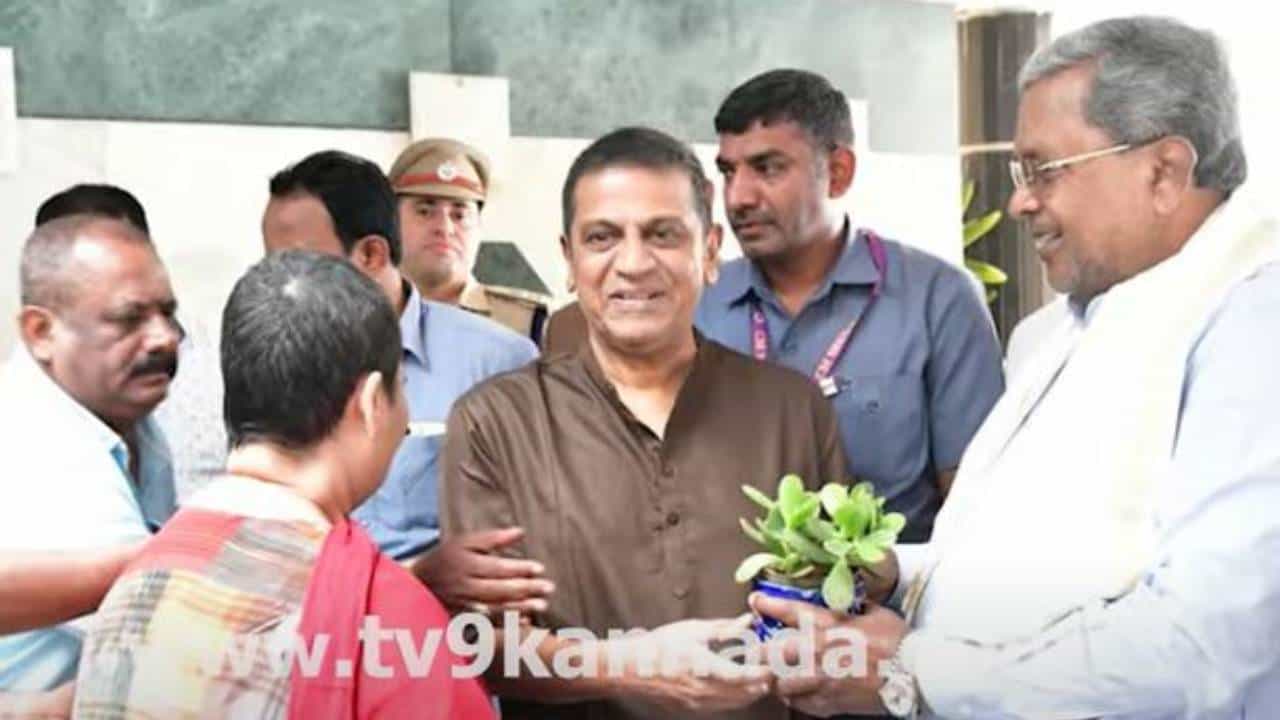 ಅಮೇರಿಕದಿಂದ ವಾಪಸ್ಸಾಗಿರುವ ಶಿವಣ್ಣ ಮನೆಗೆ ತೆರಳಿ ಆರೋಗ್ಯ ವಿಚಾರಿಸಿದ ಸಿಎಂ ಸಿದ್ದರಾಮಯ್ಯ ಅಮೇರಿಕದಿಂದ ವಾಪಸ್ಸಾಗಿರುವ ಶಿವಣ್ಣ ಮನೆಗೆ ತೆರಳಿ ಆರೋಗ್ಯ ವಿಚಾರಿಸಿದ ಸಿಎಂ ಸಿದ್ದರಾಮಯ್ಯ