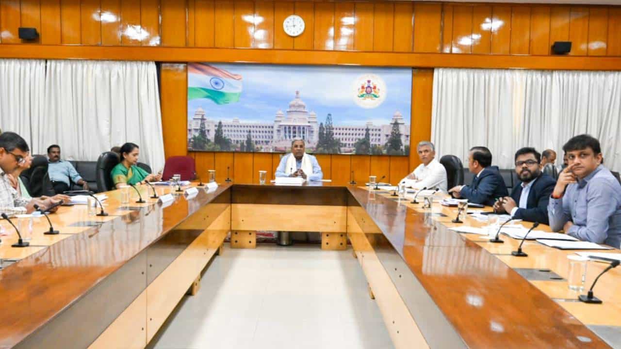 ಕಂದಾಯ ನ್ಯಾಯಾಲಯಗಳಲ್ಲಿ ಸಮರೋಪಾದಿಯಲ್ಲಿ ಪ್ರಕರಣಗಳ ವಿಲೇವಾರಿ: ಸಿದ್ದರಾಮಯ್ಯ ಫುಲ್ ಖುಷ್ ಕಂದಾಯ ನ್ಯಾಯಾಲಯಗಳಲ್ಲಿ ಸಮರೋಪಾದಿಯಲ್ಲಿ ಪ್ರಕರಣಗಳ ವಿಲೇವಾರಿ: ಸಿದ್ದರಾಮಯ್ಯ ಫುಲ್ ಖುಷ್