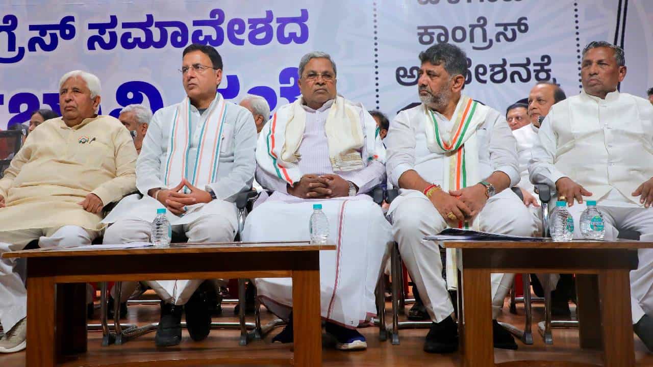 ಸಭೆಯಲ್ಲಿ ಸಿದ್ದರಾಮಯ್ಯ ತ್ಯಾಗದ ಮಾತು: ಹೊಸ ಚರ್ಚೆ ಹುಟ್ಟುಹಾಕಿದ ಸಿಎಂ ಸಭೆಯಲ್ಲಿ ಸಿದ್ದರಾಮಯ್ಯ ತ್ಯಾಗದ ಮಾತು: ಹೊಸ ಚರ್ಚೆ ಹುಟ್ಟುಹಾಕಿದ ಸಿಎಂ