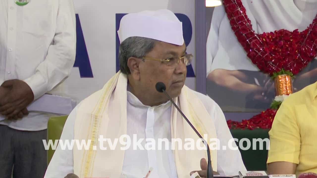 ಆರ್ಎಸ್ಎಸ್, ಬಿಜೆಪಿಯವರು ಮಹಾತ್ಮ ಗಾಂಧಿ ಹಂತಕ ಗೋಡ್ಸೆ ಆರಾಧಕರು: ಸಿದ್ದರಾಮಯ್ಯ ಕಿಡಿ ಆರ್ಎಸ್ಎಸ್, ಬಿಜೆಪಿಯವರು ಮಹಾತ್ಮ ಗಾಂಧಿ ಹಂತಕ ಗೋಡ್ಸೆ ಆರಾಧಕರು: ಸಿದ್ದರಾಮಯ್ಯ ಕಿಡಿ