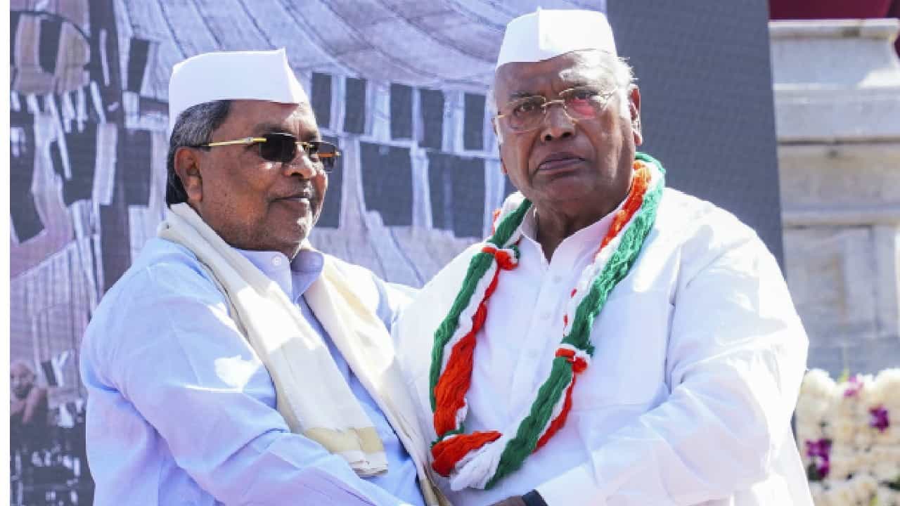 ದಲಿತ ವಿರೋಧಿ ಬಿಜೆಪಿಯಿಂದ ಸಂವಿಧಾನಕ್ಕೆ ಆಪತ್ತು; ಬೆಳಗಾವಿಯಲ್ಲಿ ಮಲ್ಲಿಕಾರ್ಜುನ ಖರ್ಗೆ ವಾಗ್ದಾಳಿ ದಲಿತ ವಿರೋಧಿ ಬಿಜೆಪಿಯಿಂದ ಸಂವಿಧಾನಕ್ಕೆ ಆಪತ್ತು; ಬೆಳಗಾವಿಯಲ್ಲಿ ಮಲ್ಲಿಕಾರ್ಜುನ ಖರ್ಗೆ ವಾಗ್ದಾಳಿ