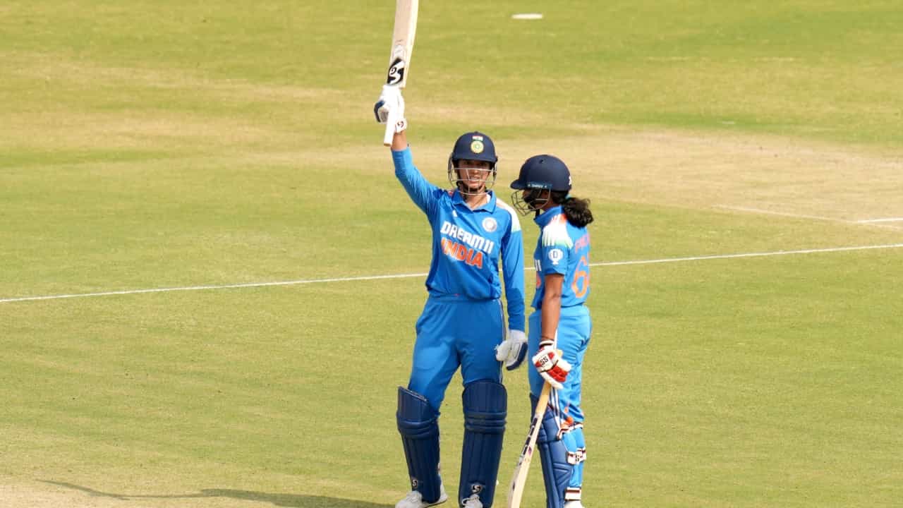 ಹರ್ಮನ್ಪ್ರೀತ್ ಕೌರ್ ಅನುಪಸ್ಥಿತಿಯಲ್ಲಿ ಟೀಂ ಇಂಡಿಯಾದ ನಾಯಕತ್ವವಹಿಸಿಕೊಂಡಿರುವ ಸ್ಮೃತಿ ಮಂಧಾನ ನಾಯಕಿಯಾಗಿಯೂ ಹಾಗೂ ಆರಂಭಿಕ ಆಟಗಾರ್ತಿಯಾಗಿಯೂ ಅದ್ಭುತ ಪ್ರದರ್ಶನ ನೀಡುತ್ತಿದ್ದಾರೆ. ಈ ಮೊದಲು ನಾಯಕಿಯ ವಿಂಡೀಸ್ ವಿರುದ್ಧ ಟಿ20 ಸರಣಿ ಗೆಲ್ಲಿಸಿಕೊಟ್ಟಿದ್ದ ಸ್ಮೃತಿ, ಇದೀಗ ಐರ್ಲೆಂಡ್ ವಿರುದ್ಧ ಏಕದಿನ ಸರಣಿಯನ್ನು ಭಾರತದ ಖಾತೆಗೆ ಹಾಕಿದ್ದಾರೆ.