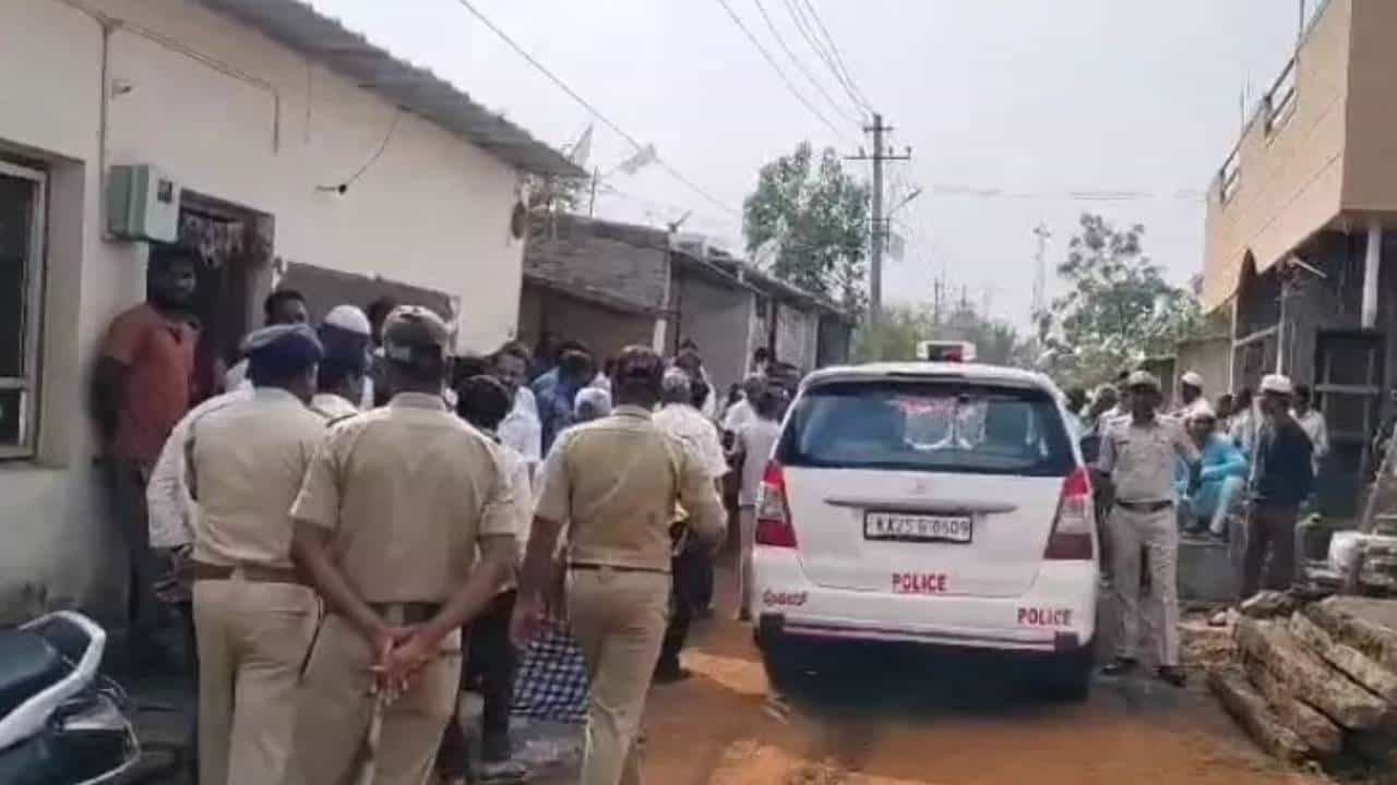ಹುಬ್ಬಳ್ಳಿ: 2 ಎಕರೆ ಆಸ್ತಿಗಾಗಿ ತಂದೆ, ಮಲತಾಯಿ ಕೊಚ್ಚಿ ಕೊಲೆಗೈದ ಪುತ್ರ ಹುಬ್ಬಳ್ಳಿ: 2 ಎಕರೆ ಆಸ್ತಿಗಾಗಿ ತಂದೆ, ಮಲತಾಯಿ ಕೊಚ್ಚಿ ಕೊಲೆಗೈದ ಪುತ್ರ