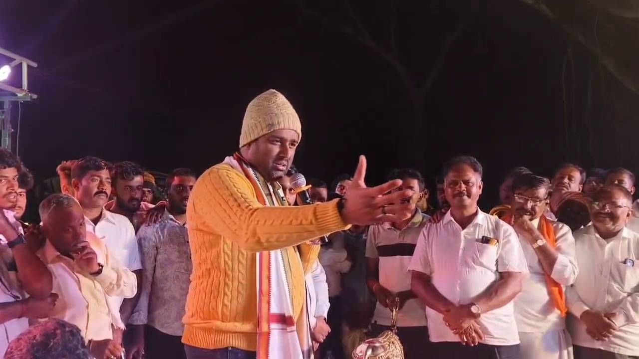 ಸೂರಜ್ ರೇವಣ್ಣ ಅವಾಚ್ಯ ಶಬ್ದ ಬಳಕೆ: ಪಕ್ಷ ವಿರೋಧಿ ಕೆಲಸ ಮಾಡುವವರು ಸೂ... ಸೂರಜ್ ರೇವಣ್ಣ ಅವಾಚ್ಯ ಶಬ್ದ ಬಳಕೆ: ಪಕ್ಷ ವಿರೋಧಿ ಕೆಲಸ ಮಾಡುವವರು ಸೂ...