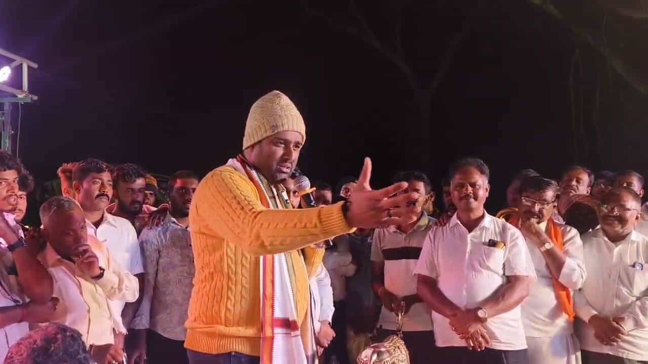 ಸೂರಜ್ ರೇವಣ್ಣ ಅವಾಚ್ಯ ಶಬ್ದ ಬಳಕೆ: ಪಕ್ಷ ವಿರೋಧಿ ಕೆಲಸ ಮಾಡುವವರು ಸೂ... ಸೂರಜ್ ರೇವಣ್ಣ ಅವಾಚ್ಯ ಶಬ್ದ ಬಳಕೆ: ಪಕ್ಷ ವಿರೋಧಿ ಕೆಲಸ ಮಾಡುವವರು ಸೂ...