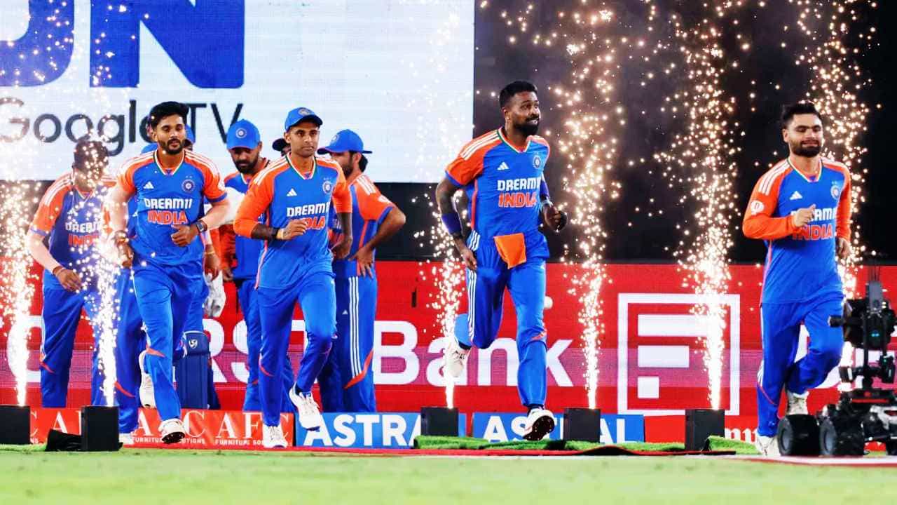 ಇಂಗ್ಲೆಂಡ್ ವಿರುದ್ಧದ ಸರಣಿಯಲ್ಲಿ ಟೀಮ್ ಇಂಡಿಯಾ ಶುಭಾರಂಭ ಮಾಡಿದೆ. ಕೊಲ್ಕತ್ತಾದ ಈಡನ್ ಗಾರ್ಡನ್ಸ್ ಮೈದಾನದಲ್ಲಿ ನಡೆದ ಈ ಪಂದ್ಯದಲ್ಲಿ ಟಾಸ್ ಗೆದ್ದ ಟೀಮ್ ಇಂಡಿಯಾ ನಾಯಕ ಸೂರ್ಯಕುಮಾರ್ ಯಾದವ್ ಬೌಲಿಂಗ್ ಆಯ್ಕೆ ಮಾಡಿಕೊಂಡಿದ್ದರು.