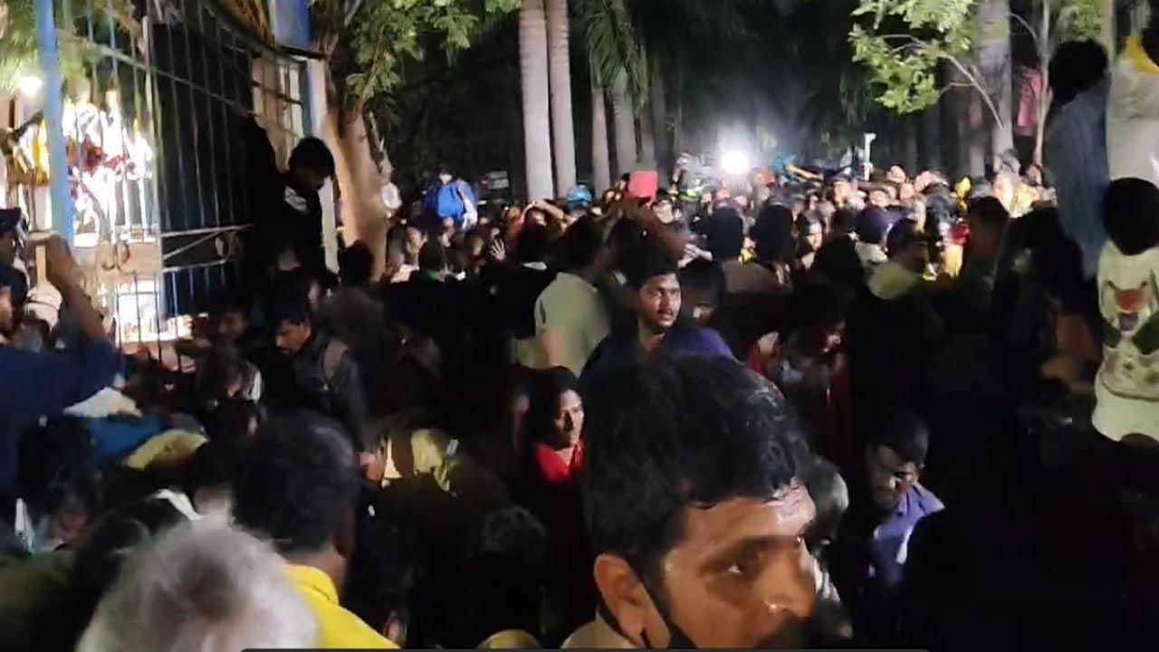 ತಿರುಪತಿ ದೇವಸ್ಥಾನದಲ್ಲಿ ವೈಕುಂಠ ಏಕಾದಶಿ ಟೋಕನ್ ಕೌಂಟರ್ನಲ್ಲಿ ಕಾಲ್ತುಳಿತ; ನಾಲ್ವರು ಭಕ್ತರ ಸಾವು ತಿರುಪತಿ ದೇವಸ್ಥಾನದಲ್ಲಿ ವೈಕುಂಠ ಏಕಾದಶಿ ಟೋಕನ್ ಕೌಂಟರ್ನಲ್ಲಿ ಕಾಲ್ತುಳಿತ; ನಾಲ್ವರು ಭಕ್ತರ ಸಾವು