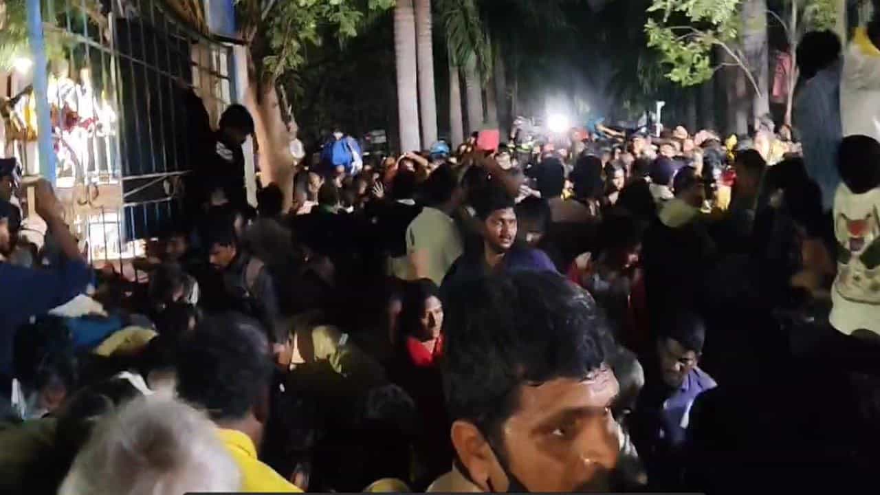 ತಿರುಪತಿ ದೇವಸ್ಥಾನದಲ್ಲಿ ವೈಕುಂಠ ಏಕಾದಶಿ ಟೋಕನ್ ಕೌಂಟರ್ನಲ್ಲಿ ಕಾಲ್ತುಳಿತ; ನಾಲ್ವರು ಭಕ್ತರ ಸಾವು ತಿರುಪತಿ ದೇವಸ್ಥಾನದಲ್ಲಿ ವೈಕುಂಠ ಏಕಾದಶಿ ಟೋಕನ್ ಕೌಂಟರ್ನಲ್ಲಿ ಕಾಲ್ತುಳಿತ; ನಾಲ್ವರು ಭಕ್ತರ ಸಾವು