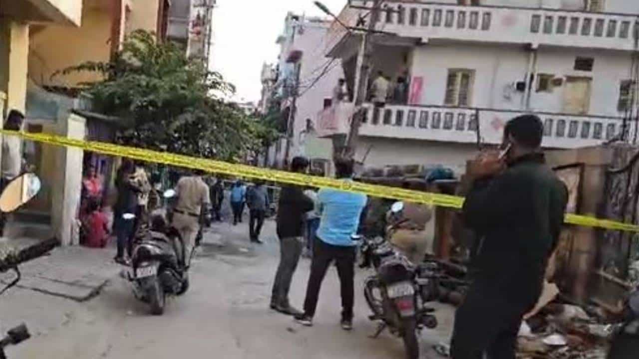 ಬೆಂಗಳೂರಿನಲ್ಲಿ ತ್ರಿಬಲ್ ಮರ್ಡರ್: ಇಬ್ಬರು ಮಕ್ಕಳು, ಹೆಂಡ್ತಿಯನ್ನು ಕೊಂದ ಹೋಂ ಗಾರ್ಡ್! ಬೆಂಗಳೂರಿನಲ್ಲಿ ತ್ರಿಬಲ್ ಮರ್ಡರ್: ಇಬ್ಬರು ಮಕ್ಕಳು, ಹೆಂಡ್ತಿಯನ್ನು ಕೊಂದ ಹೋಂ ಗಾರ್ಡ್!