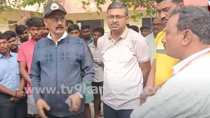 ಬಳ್ಳಾರಿ ಎಸ್ಸಿ ಮತ್ತು ಎಸ್ಟಿ ಹಾಸ್ಟೆಲ್ ದುರವಸ್ಥೆ ಕಂಡು ವಾರ್ಡನ್ನನ್ನು ಮಕ್ಕಳೆದುರೇ ಜರಿದ ಉಪಲೋಕಾಯುಕ್ತ ನ್ಯಾಯಮೂರ್ತಿ ವೀರಪ್ಪ ಬಳ್ಳಾರಿ ಎಸ್ಸಿ ಮತ್ತು ಎಸ್ಟಿ ಹಾಸ್ಟೆಲ್ ದುರವಸ್ಥೆ ಕಂಡು ವಾರ್ಡನ್ನನ್ನು ಮಕ್ಕಳೆದುರೇ ಜರಿದ ಉಪಲೋಕಾಯುಕ್ತ ನ್ಯಾಯಮೂರ್ತಿ ವೀರಪ್ಪ