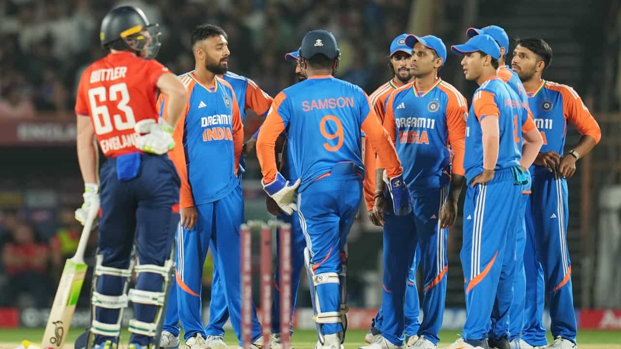 ಭಾರತ ಮತ್ತು ಇಂಗ್ಲೆಂಡ್ ನಡುವೆ ರಾಜ್ಕೋಟ್ನಲ್ಲಿ ಮೂರನೇ ಟಿ20 ಪಂದ್ಯ ನಡೆಯುತ್ತಿದೆ. ಈ ಪಂದ್ಯದಲ್ಲಿ ಮೊದಲು ಬ್ಯಾಟ್ ಮಾಡಿದ ಇಂಗ್ಲೆಂಡ್ ತಂಡ ಆತಿಥೇಯ ಭಾರತಕ್ಕೆ 172 ರನ್ಗಳ ಟಾರ್ಗೆಟ್ ನೀಡಿದೆ. ಇಂಗ್ಲೆಂಡ್ ಪರ ಬೆನ್ ಡಕೆಟ್ ಅರ್ಧಶತಕದ ಇನ್ನಿಂಗ್ಸ್ ಆಡಿದರೆ, ಇತ್ತ ಭಾರತದ ಪರ ವರುಣ್ ಚಕ್ರವರ್ತಿ ಐದು ವಿಕೆಟ್ಗಳ ಗೊಂಚಲು ಪಡೆದರು.