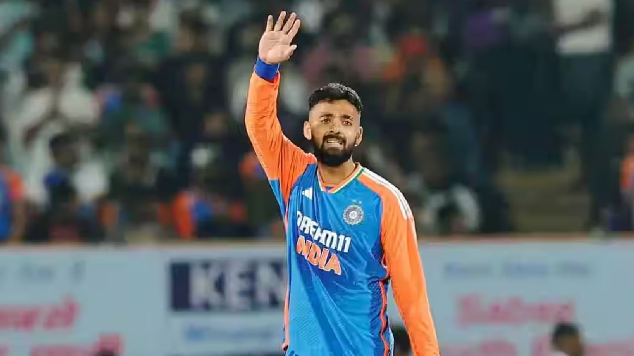ಟಿ20 ಕ್ರಿಕೆಟ್ನಲ್ಲಿ ಓವರ್ಸ್ಪಿನ್ ಹಾಗೂ ಮಿಸ್ಟರಿ ಎಸೆತಗಳ ಮೂಲಕವೇ ಸಂಚಲನ ಸೃಷ್ಟಿಸಿರುವ ವರುಣ್ ಚಕ್ರವರ್ತಿ ಇದೀಗ ಟೀಮ್ ಇಂಡಿಯಾ ಪರ ವಿಶೇಷ ದಾಖಲೆ ನಿರ್ಮಿಸಿದ್ದಾರೆ. ಅದು ಕೂಡ ಸ್ವಿಂಗ್ ಮಾಸ್ಟರ್ ಭುವನೇಶ್ವರ್ ಕುಮಾರ್ ಹಾಗೂ ಚೈನಾಮನ್ ಸ್ಪಿನ್ನರ್ ಕುಲ್ದೀಪ್ ಯಾದವ್ ಅವರ ದಾಖಲೆಗಳನ್ನು ಮುರಿಯುವ ಮೂಲಕ..!
