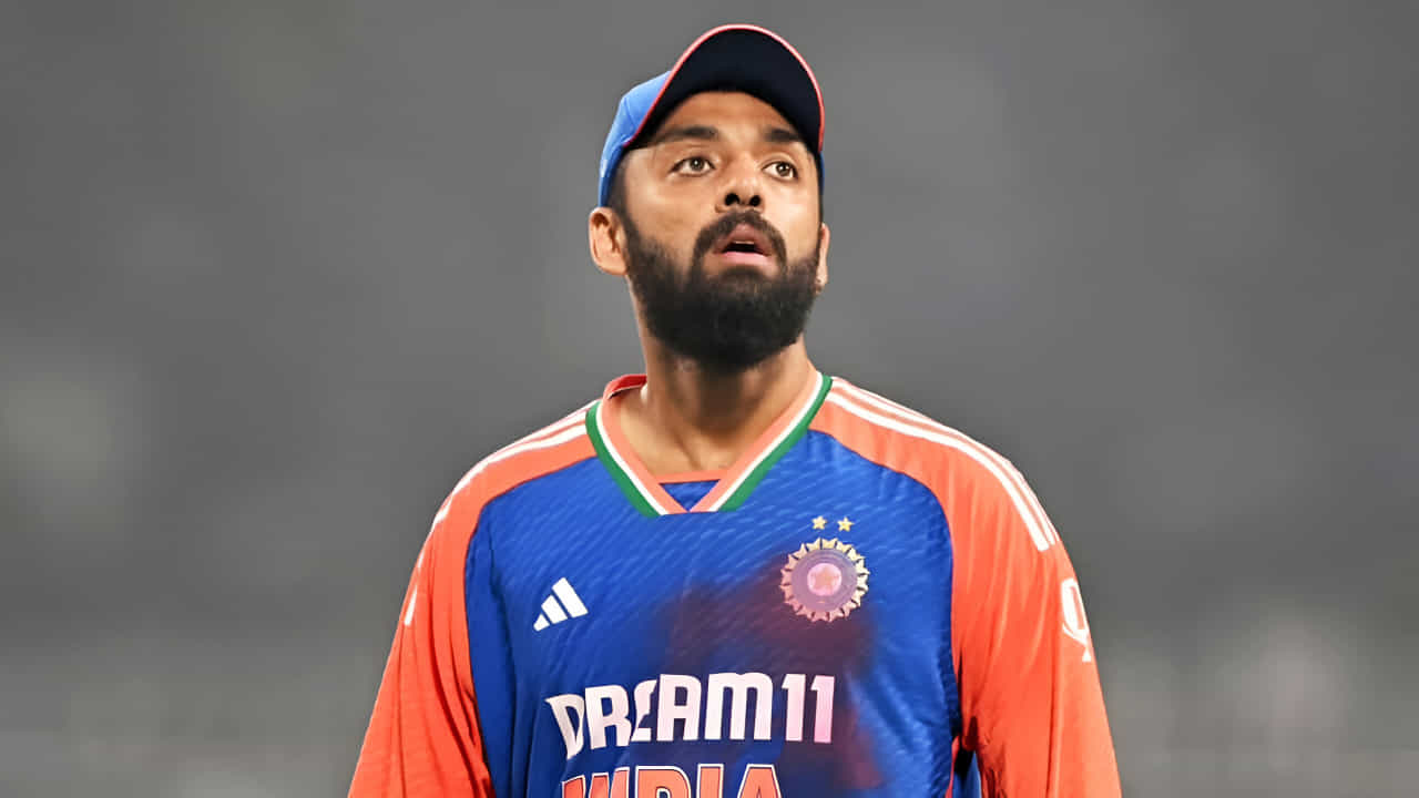 ಭಾರತ ತಂಡದ ಪರ ಟಿ20 ಕ್ರಿಕೆಟ್ನಲ್ಲಿ 2 ಬಾರಿ 5 ವಿಕೆಟ್ ಕಬಳಿಸಿದ್ದು ಕೇವಲ ಮೂವರು ಬೌಲರ್ಗಳು ಮಾತ್ರ. ಈ ಸಾಧನೆ ಮಾಡಿದ ಮೊದಲ ಬೌಲರ್ ಭುವನೇಶ್ವರ್ ಕುಮಾರ್. ಆ ಬಳಿಕ ಕುಲ್ದೀಪ್ ಯಾದವ್ ಈ ದಾಖಲೆಯನ್ನು ಸರಿಗಟ್ಟಿದ್ದರು. ಇದೀಗ ಇವರಿಬ್ಬರ ದಾಖಲೆಯನ್ನು ಸರಿಗಟ್ಟಿ ವರುಣ್ ಚಕ್ರವರ್ತಿ ಹೊಸ ಇತಿಹಾಸ ನಿರ್ಮಿಸಿದ್ದಾರೆ.
