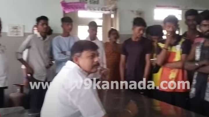 ಹಾಸ್ಟೆಲೊಂದಕ್ಕೆ ಭೇಟಿ ನೀಡಿ ವಿದ್ಯಾರ್ಥಿಗಳ ಅಹವಾಲನ್ನು ಆಲಿಸಿದ ಸುರಪುರ ಶಾಸಕ ವೇಣುಗೋಪಾಲ್ ನಾಯಕ್ ಹಾಸ್ಟೆಲೊಂದಕ್ಕೆ ಭೇಟಿ ನೀಡಿ ವಿದ್ಯಾರ್ಥಿಗಳ ಅಹವಾಲನ್ನು ಆಲಿಸಿದ ಸುರಪುರ ಶಾಸಕ ವೇಣುಗೋಪಾಲ್ ನಾಯಕ್