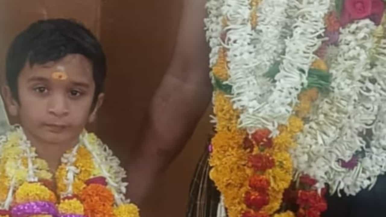 ಹುಬ್ಬಳ್ಳಿ ಸಿಲಿಂಡರ್ ಸ್ಫೋಟ: ಪವಾಡ ಸದೃಶ ರೀತಿಯಲ್ಲಿ ಬದುಕುಳಿದ ವಿನಾಯಕ್ ಬಾರಕೇರ ಹುಬ್ಬಳ್ಳಿ ಸಿಲಿಂಡರ್ ಸ್ಫೋಟ: ಪವಾಡ ಸದೃಶ ರೀತಿಯಲ್ಲಿ ಬದುಕುಳಿದ ವಿನಾಯಕ್ ಬಾರಕೇರ