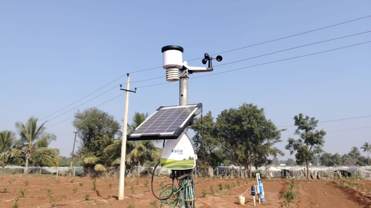 ತೋಟಗಾರಿಕೆ ಇಲಾಖೆಯಿಂದ ಸಹಾಯಧನ: ಇನ್ನು ಸ್ವತಃ ತೋಟಗಾರಿಕೆ ಇಲಾಖೆಯೇ ಇಂತಹ ಎಐ ಟೆಕ್ನಾಲಜಿ ಹೊಂದಿರುವ ವೆದರ್ ವಾಚ್​​​ಗಳನ್ನು ಅಳವಡಿಸಿಕೊಳ್ಳಲು ರೈತರಿಗೆ ಪ್ರೇರಿಪಿಸುತ್ತಿದೆ.  ಕೊಪ್ಪಳದಲ್ಲಿ ಇನೋವೇಟಿವ್ ಸ್ಕೀಮ್ ಯೋಜನೆಯಡಿ, ನೂರು ವೆದರ್ ವಾಚ್​​ಗಳನ್ನು ಅಳವಡಿಸಲು ತೋಟಗಾರಿಕೆ ಇಲಾಖೆ ಮುಂದಾಗಿದೆ. ಈಗಾಗಲೇ ಜಿಲ್ಲೆಯಲ್ಲಿ ಕೆಲ ರೈತರು ತಮ್ಮ ಜಮೀನಿನಲ್ಲಿ ವೆದರ್ ವಾಚ್​​ಗಳನ್ನು ಅಳವಡಿಸಿಕೊಂಡಿದ್ದಾರೆ. ಇನ್ನು ರೈತರು ಈ ವೆದರ್ ವಾಚ್ ಅಳವಡಿಸಿಕೊಳ್ಳಲು ತೋಟಗಾರಿಕೆ ಇಲಾಖೆಯಿಂದ ಸಹಾಯಧನ ಕೂಡಾ ನೀಡಲಾಗುತ್ತಿದೆ.