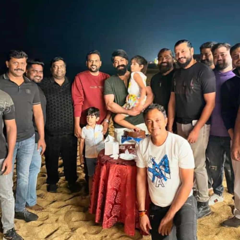 ನಟ ಯಶ್ ಅವರ ಹುಟ್ಟುಹಬ್ಬ ಇಂದು (ಜನವರಿ 08) ಕಳೆದ ಬಾರಿಯಂತೆ ಈ ಬಾರಿಯೂ ಸಹ ಅವರು ಹುಟ್ಟುಹಬ್ಬವನ್ನು ಸರಳವಾಗಿ ಆಚರಿಸಿಕೊಳ್ಳುತ್ತಿದ್ದಾರೆ. ಅಲ್ಲದೆ ಹುಟ್ಟುಹಬ್ಬದ ದಿನ ಕೆಲಸದಲ್ಲಿ ಬ್ಯುಸಿಯಾಗಿದ್ದಾರೆ.