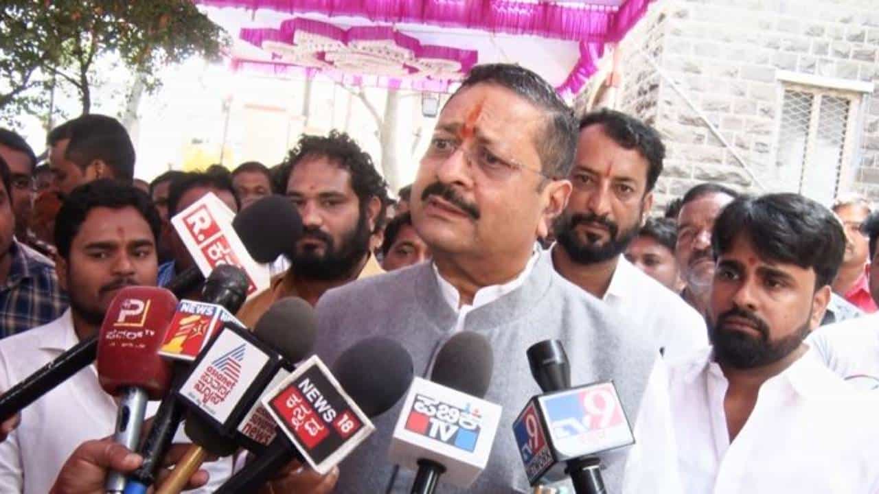 ಸಿದ್ದರಾಮಯ್ಯರೇ ನಕ್ಸಲರಿಗೆ ಶರಣಾಗಿದ್ದಾರೆ, ಅವರಿಗೆ ವಿಶೇಷ ಪ್ಯಾಕೇಜ್ ಕೊಟ್ಟಿದ್ದು ತಪ್ಪು: ಶಾಸಕ ಯತ್ನಾಳ್ ಸಿದ್ದರಾಮಯ್ಯರೇ ನಕ್ಸಲರಿಗೆ ಶರಣಾಗಿದ್ದಾರೆ, ಅವರಿಗೆ ವಿಶೇಷ ಪ್ಯಾಕೇಜ್ ಕೊಟ್ಟಿದ್ದು ತಪ್ಪು: ಶಾಸಕ ಯತ್ನಾಳ್