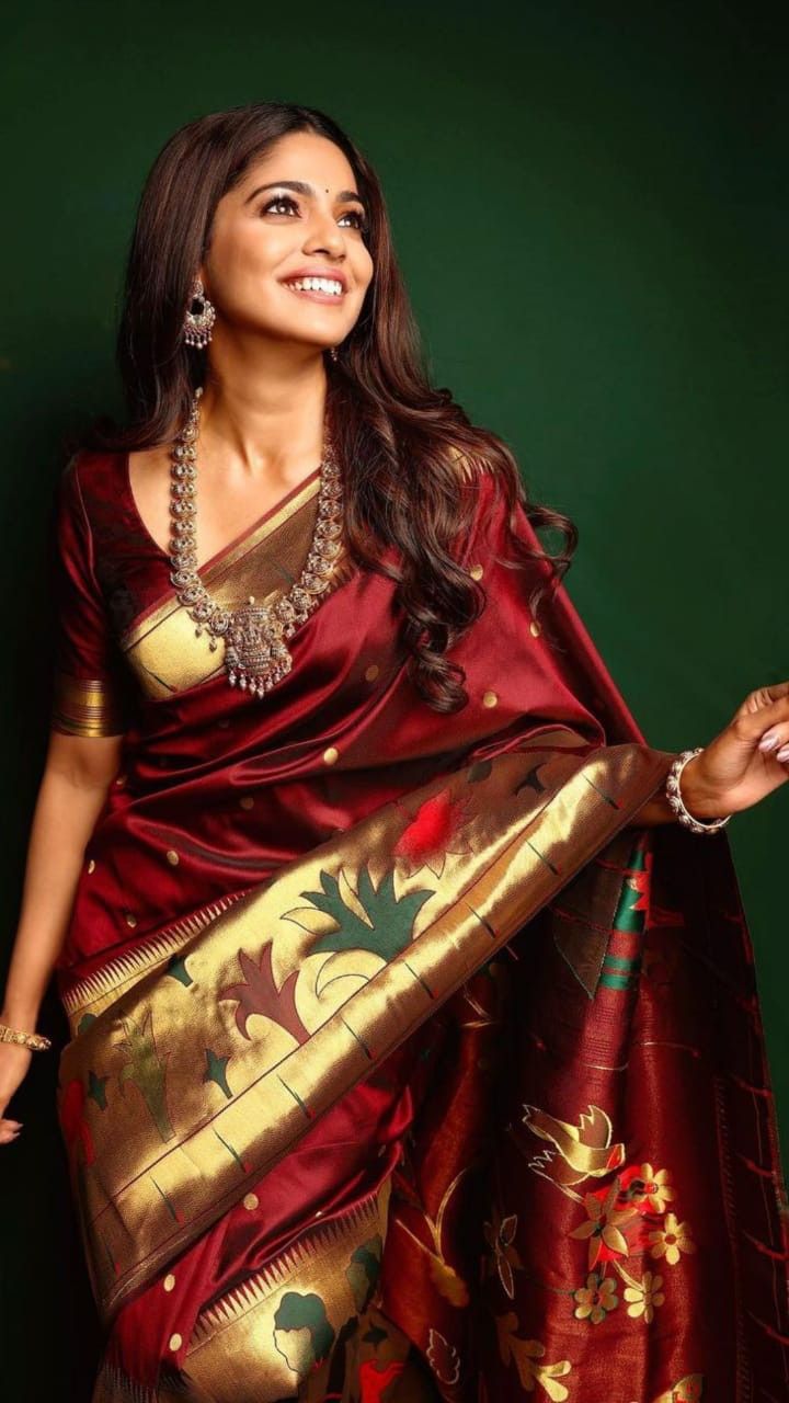 ಅದರಂತೆ ಕರ್ನಾಟಕದ ಉಡುಪುಗಳು ಒಂದು ಪ್ರದೇಶದಿಂದ ಮತ್ತೊಂದು ಪ್ರದೇಶಕ್ಕೆ ಭಿನ್ನವಾಗಿರುತ್ತವೆ. ಆದ್ದರಿಂದ ಇಲ್ಲಿನ ಪ್ರಸಿದ್ಧ ಸಾಂಪ್ರದಾಯಿಕ ಸೀರೆಗಳ ಬಗ್ಗೆ ಮಾಹಿತಿ ಇಲ್ಲಿದೆ.