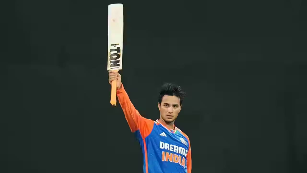 ಐಸಿಸಿ ಟಿ20 ಬ್ಯಾಟರ್​ಗಳ ನೂತನ ರ‍್ಯಾಂಕಿಂಗ್​ ಪಟ್ಟಿ ಬಿಡುಗಡೆಯಾಗಿದೆ. ಈ ಬಾರಿ ಕೂಡ ಆಸ್ಟ್ರೇಲಿಯಾದ ಎಡಗೈ ದಾಂಡಿಗ ಟ್ರಾವಿಸ್ ಹೆಡ್ ಅಗ್ರಸ್ಥಾನ ಕಾಯ್ದುಕೊಂಡಿದ್ದಾರೆ. ಇನ್ನು ದ್ವಿತೀಯ ಸ್ಥಾನದಲ್ಲಿ ಕಾಣಿಸಿಕೊಂಡಿರುವುದು ಭಾರತ ತಂಡದ ಹೊಡಿಬಡಿ ದಾಂಡಿಗ ಅಭಿಷೇಕ್ ಶರ್ಮಾ.
