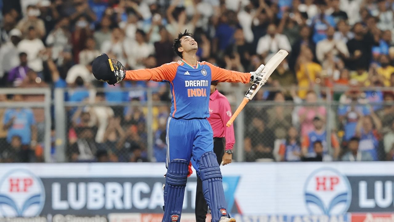 ಭಾರತ ಮತ್ತು ಇಂಗ್ಲೆಂಡ್ ನಡುವಿನ ಐದನೇ ಟಿ20 ಪಂದ್ಯ ಮುಂಬೈನ ವಾಂಖೆಡೆ ಕ್ರೀಡಾಂಗಣದಲ್ಲಿ ನಡೆಯುತ್ತಿದೆ. ಈ ಪಂದ್ಯದಲ್ಲಿ ಟಾಸ್ ಸೋತು ಮೊದಲು ಬ್ಯಾಟಿಂಗ್ ಮಾಡಿದ ಟೀಂ ಇಂಡಿಯಾ ನಿಗದಿತ 20 ಓವರ್​ಗಳಲ್ಲಿ 8 ವಿಕೆಟ್ ಕಳೆದುಕೊಂಡು ಬರೋಬ್ಬರಿ 248 ರನ್ ಕಲೆಹಾಕಿತು. ತಂಡದ ಪರ ಆರಂಭಿಕ ಅಭಿಷೇಕ್ ಸ್ಫೋಟಕ ಶತಕ ಸಿಡಿಸಿದರು.