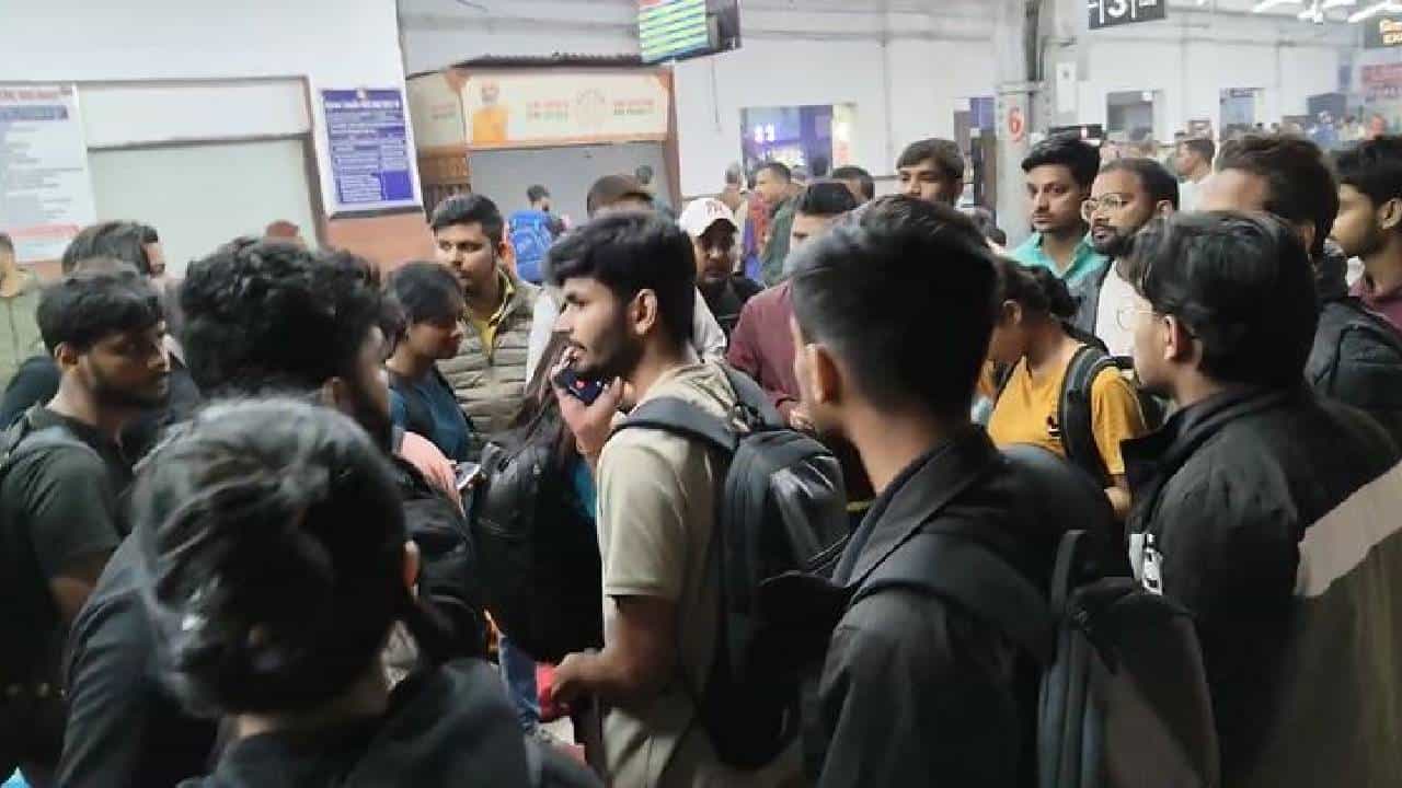 Video: ನೇಪಾಳಕ್ಕೆ ವಾಪಸ್ ಹೊರಟು ನಿಂತ ವಿದ್ಯಾರ್ಥಿಗಳಿಗೆ ಆಹಾರ ಕೊಟ್ಟು ನೆರವಾದ ಎಬಿವಿಪಿ Video: ನೇಪಾಳಕ್ಕೆ ವಾಪಸ್ ಹೊರಟು ನಿಂತ ವಿದ್ಯಾರ್ಥಿಗಳಿಗೆ ಆಹಾರ ಕೊಟ್ಟು ನೆರವಾದ ಎಬಿವಿಪಿ