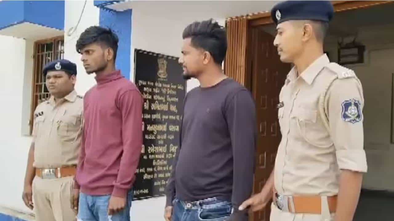 ಗುಜರಾತ್: ಸೇನಾಧಿಕಾರಿ ಮನೆಯಲ್ಲಿ ಕಳ್ಳತನ ಮಾಡಿ ಸಿಕ್ಕಿಬಿದ್ದವ ನಟ ಶಾರೂಖ್ ಖಾನ್ ಮನೆಗೂ ನುಗ್ಗಿದ್ದನಂತೆ! ಗುಜರಾತ್: ಸೇನಾಧಿಕಾರಿ ಮನೆಯಲ್ಲಿ ಕಳ್ಳತನ ಮಾಡಿ ಸಿಕ್ಕಿಬಿದ್ದವ ನಟ ಶಾರೂಖ್ ಖಾನ್ ಮನೆಗೂ ನುಗ್ಗಿದ್ದನಂತೆ!