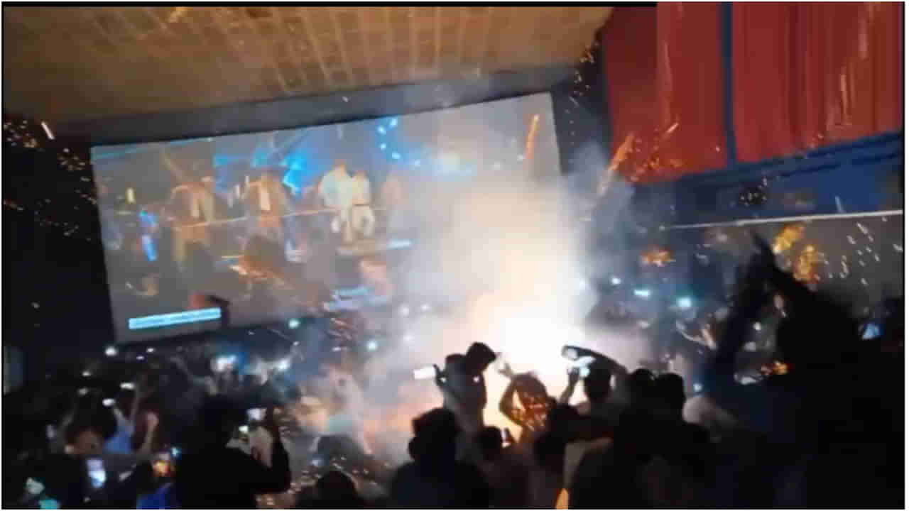 ಚಿತ್ರಮಂದಿರದ ಒಳಗೆ ಪಟಾಕಿ ಸಿಡಿಸಿದ ಅಜಿತ್ ಕುಮಾರ್ ಫ್ಯಾನ್ಸ್; ಪೊಲೀಸರ ಜೊತೆ ಕಿರಿಕ್