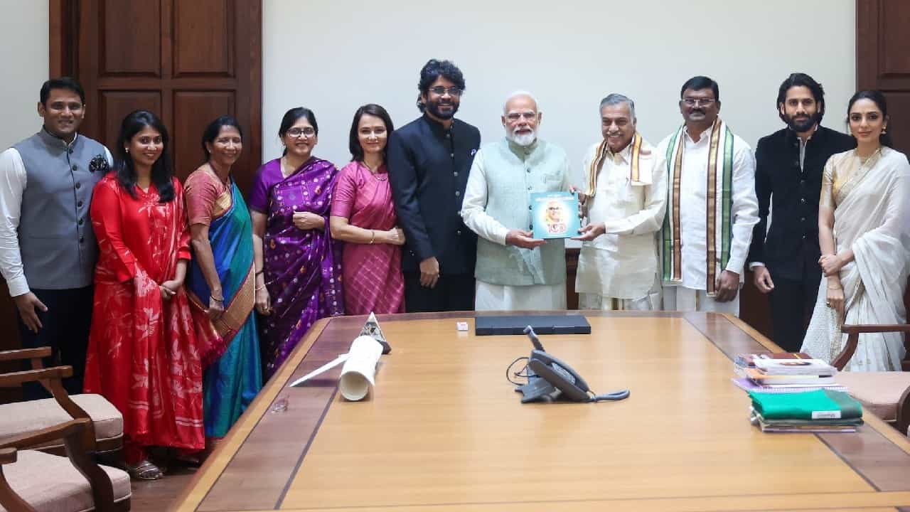 ಮೋದಿಯನ್ನು ಭೇಟಿಯಾದ ಅಕ್ಕಿನೇನಿ ಕುಟುಂಬ; ಟಾಲಿವುಡ್ ದಂತಕತೆ ನಾಗೇಶ್ವರ್ ರಾವ್ ಕುರಿತ ಪುಸ್ತಕ ನೀಡಿದ ನಾಗಾರ್ಜುನ
