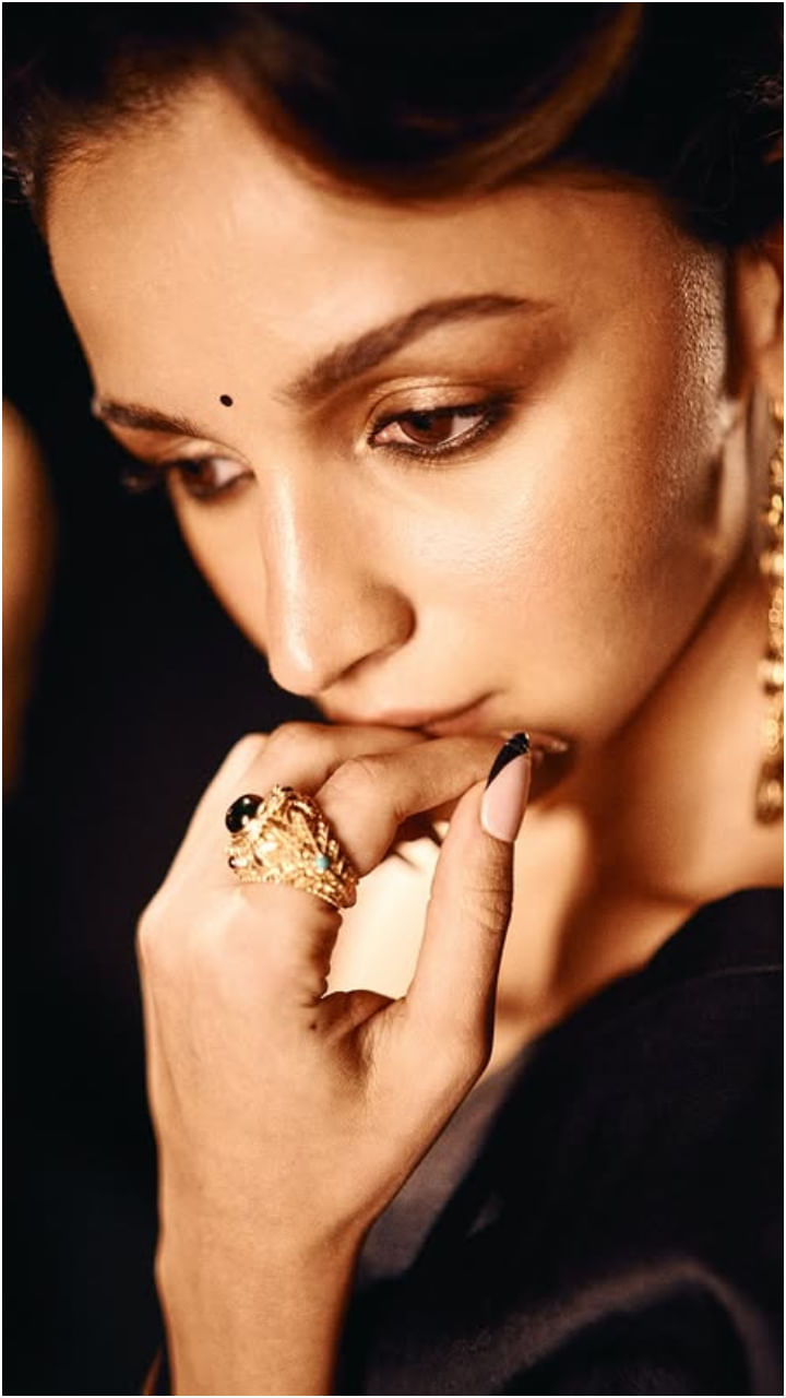 ಬಂಗಾರದಂತೆ ಪಳಪಳನೆ ಹೊಳೆದ ನಟಿ ಆಲಿಯಾ ಭಟ್.