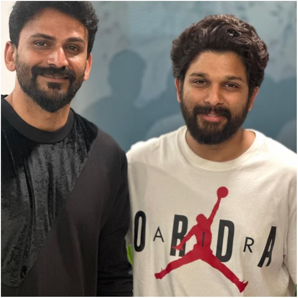 ‘ಪುಷ್ಪ 2’ ಚಿತ್ರದ ಮುಖ್ಯ ಪಿಲ್ಲರ್ ಪುಷ್ಪರಾಜ್. ಈ ಪಾತ್ರದಲ್ಲಿ ಅಲ್ಲು ಅರ್ಜುನ್ ಕಾಣಿಸಿಕೊಂಡಿದ್ದಾರೆ. ಈ ಚಿತ್ರ ಸೂಪರ್ ಹಿಟ್ ಆಗಿದೆ. ಈಗ ಅಲ್ಲು ಅರ್ಜುನ್​ಗೆ ಡಾಲಿ ಧನಂಜಯ ಅವರು ವಿವಾಹ ಆಮಂತ್ರಣ ನೀಡಿದ್ದಾರೆ.