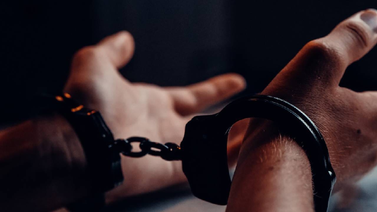 ಉತ್ತರಾಖಂಡ: ಅಮಿತ್ ಶಾ ಮಗ ಎಂದು ಹೇಳಿಕೊಂಡು ಶಾಸಕರ ಬಳಿ ಹಣಕ್ಕೆ ಬೇಡಿಕೆಯಿಟ್ಟಿದ್ದ ಯುವಕನ ಬಂಧನ ಉತ್ತರಾಖಂಡ: ಅಮಿತ್ ಶಾ ಮಗ ಎಂದು ಹೇಳಿಕೊಂಡು ಶಾಸಕರ ಬಳಿ ಹಣಕ್ಕೆ ಬೇಡಿಕೆಯಿಟ್ಟಿದ್ದ ಯುವಕನ ಬಂಧನ