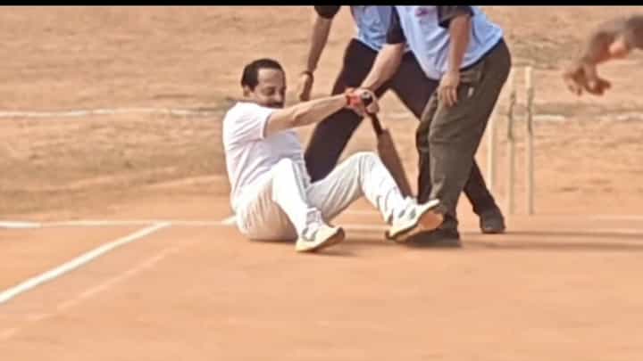 ಕ್ರಿಕೆಟ್ ಆಡುತ್ತಾ ಜಾರಿ ಬಿದ್ದ ಪುತ್ತೂರು ಕಾಂಗ್ರೆಸ್ ಶಾಸಕ ಅಶೋಕ್ ರೈ: ವಿಡಿಯೋ ನೋಡಿ ಕ್ರಿಕೆಟ್ ಆಡುತ್ತಾ ಜಾರಿ ಬಿದ್ದ ಪುತ್ತೂರು ಕಾಂಗ್ರೆಸ್ ಶಾಸಕ ಅಶೋಕ್ ರೈ: ವಿಡಿಯೋ ನೋಡಿ