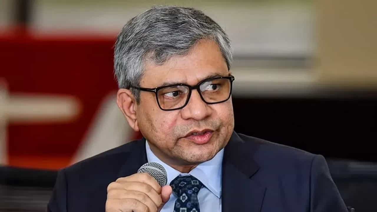 ಹಿಂದಿ ಮಾತಾಡುವ ಕ್ಷೇತ್ರದ ಸಂಸದರಾಗಿ ಏನು ಹೇಳುತ್ತೀರಿ?; ರಾಹುಲ್ ಗಾಂಧಿಗೆ ಸಚಿವ ಅಶ್ವಿನಿ ವೈಷ್ಣವ್ ಪ್ರಶ್ನೆ
