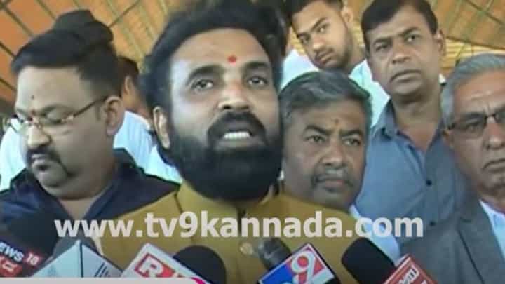 ಇನ್ನು ಸುಮ್ಮನಿದ್ದರೆ ನಡೆಯಲ್ಲ, ತುಳಿಯುವ ಪ್ರಯತ್ನ ಮಾಡಿದರೆ ಬೀದಿಗಿಳಿದು ಹೋರಾಟ: ಬಿ ಶ್ರೀರಾಮುಲು ಇನ್ನು ಸುಮ್ಮನಿದ್ದರೆ ನಡೆಯಲ್ಲ, ತುಳಿಯುವ ಪ್ರಯತ್ನ ಮಾಡಿದರೆ ಬೀದಿಗಿಳಿದು ಹೋರಾಟ: ಬಿ ಶ್ರೀರಾಮುಲು