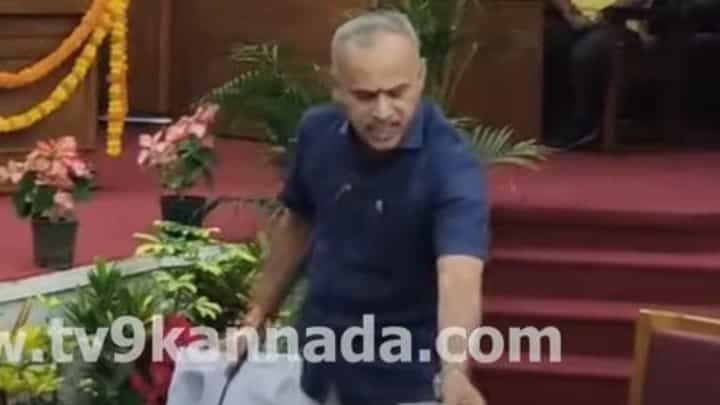 ಪರಮೇಶ್ವರ್ ಅಧ್ಯಕ್ಷತೆಯಲ್ಲಿ ನಡೆಯತ್ತಿದ್ದ ಕೆಡಿಪಿ ಸಭೆಯಿಂದ ಕೋಪ ಕಾರುತ್ತಾ ಹೊರನಡೆದ ಬಿಜೆಪಿ ಶಾಸಕ ಸುರೇಶ್ ಗೌಡ ಪರಮೇಶ್ವರ್ ಅಧ್ಯಕ್ಷತೆಯಲ್ಲಿ ನಡೆಯತ್ತಿದ್ದ ಕೆಡಿಪಿ ಸಭೆಯಿಂದ ಕೋಪ ಕಾರುತ್ತಾ ಹೊರನಡೆದ ಬಿಜೆಪಿ ಶಾಸಕ ಸುರೇಶ್ ಗೌಡ
