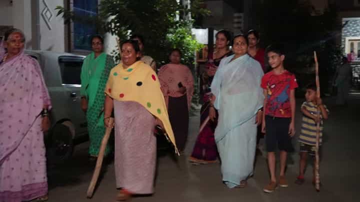 ಕಳ್ಳರ ಹಾವಳಿ ತಡೆಯಲು ಮಹಿಳೆಯರ ರಾತ್ರಿ ಗಸ್ತು ಕಳ್ಳರ ಹಾವಳಿ ತಡೆಯಲು ಮಹಿಳೆಯರ ರಾತ್ರಿ ಗಸ್ತು