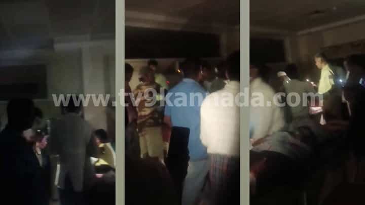 ಬಳ್ಳಾರಿ: ಬಿಮ್ಸ್ನ ಟ್ರಾಮಾ ಕೇರ್ ಸೆಂಟರ್ನಲ್ಲಿ ಮೊಬೈಲ್ ಟಾರ್ಚ್ನಲ್ಲಿ ಚಿಕಿತ್ಸೆ ಬಳ್ಳಾರಿ: ಬಿಮ್ಸ್ನ ಟ್ರಾಮಾ ಕೇರ್ ಸೆಂಟರ್ನಲ್ಲಿ ಮೊಬೈಲ್ ಟಾರ್ಚ್ನಲ್ಲಿ ಚಿಕಿತ್ಸೆ