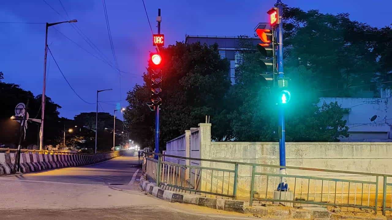ಬೆಂಗಳೂರಿನ ಟ್ರಾಫಿಕ್ ನಿಯಂತ್ರಣಕ್ಕೆ AI ಆಧಾರಿತ ಸಿಗ್ನಲ್: 125 ಜಂಕ್ಷನ್ಗಳಲ್ಲಿ ಅಳವಡಿಕೆ ಬೆಂಗಳೂರಿನ ಟ್ರಾಫಿಕ್ ನಿಯಂತ್ರಣಕ್ಕೆ AI ಆಧಾರಿತ ಸಿಗ್ನಲ್: 125 ಜಂಕ್ಷನ್ಗಳಲ್ಲಿ ಅಳವಡಿಕೆ