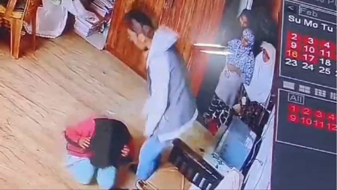 ಬೆಂಗಳೂರಿನ ಮದರಸಾದಲ್ಲಿ ಬಾಲಕಿ ಮೇಲೆ ಹಲ್ಲೆ ಪ್ರಕರಣ: ದೂರು ಕೊಟ್ಟ ಪೋಷಕರಿಗೆ ಕೊಲೆ ಬೆದರಿಕೆ ಬೆಂಗಳೂರಿನ ಮದರಸಾದಲ್ಲಿ ಬಾಲಕಿ ಮೇಲೆ ಹಲ್ಲೆ ಪ್ರಕರಣ: ದೂರು ಕೊಟ್ಟ ಪೋಷಕರಿಗೆ ಕೊಲೆ ಬೆದರಿಕೆ