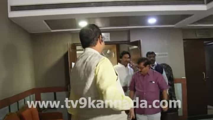 ಏಳೆಂಟು ಸದಸ್ಯರನ್ನು ವರಿಷ್ಠರ ಮುಂದೆ ಕರೆದೊಯ್ದು ನಾಯಕತ್ವ ಬದಲಾವಣೆ ಮಾತನ್ನು ಯತ್ನಾಳ್ ಸಮರ್ಪಕವಾಗಿ ಮಂಡಿಸುವರೇ? ಏಳೆಂಟು ಸದಸ್ಯರನ್ನು ವರಿಷ್ಠರ ಮುಂದೆ ಕರೆದೊಯ್ದು ನಾಯಕತ್ವ ಬದಲಾವಣೆ ಮಾತನ್ನು ಯತ್ನಾಳ್ ಸಮರ್ಪಕವಾಗಿ ಮಂಡಿಸುವರೇ?
