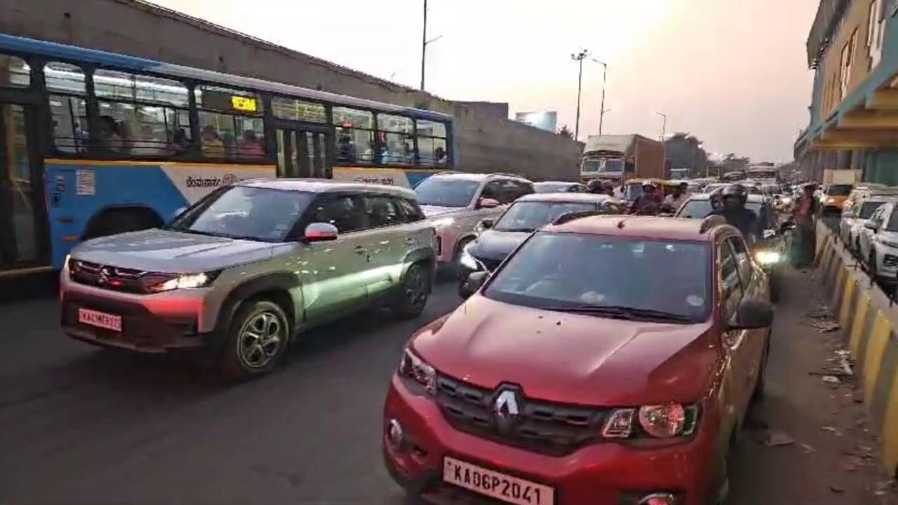 ಬೆಂಗಳೂರು: ಮಾದಾವರ ಸುತ್ತಮುತ್ತ ಫುಲ್​ ಟ್ರಾಫಿಕ್​ಜಾಮ್, ವಾಹನ ಸವಾರರ ಪರದಾಟ